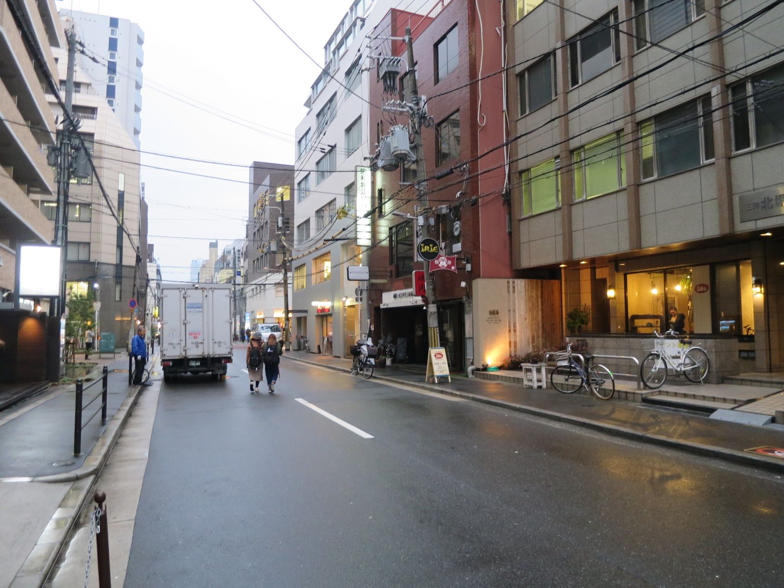 オフィスビル前面道路