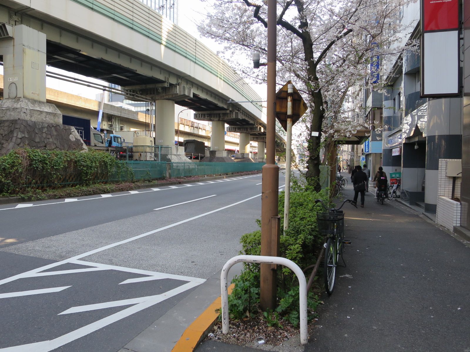 オフィスビル前面道路