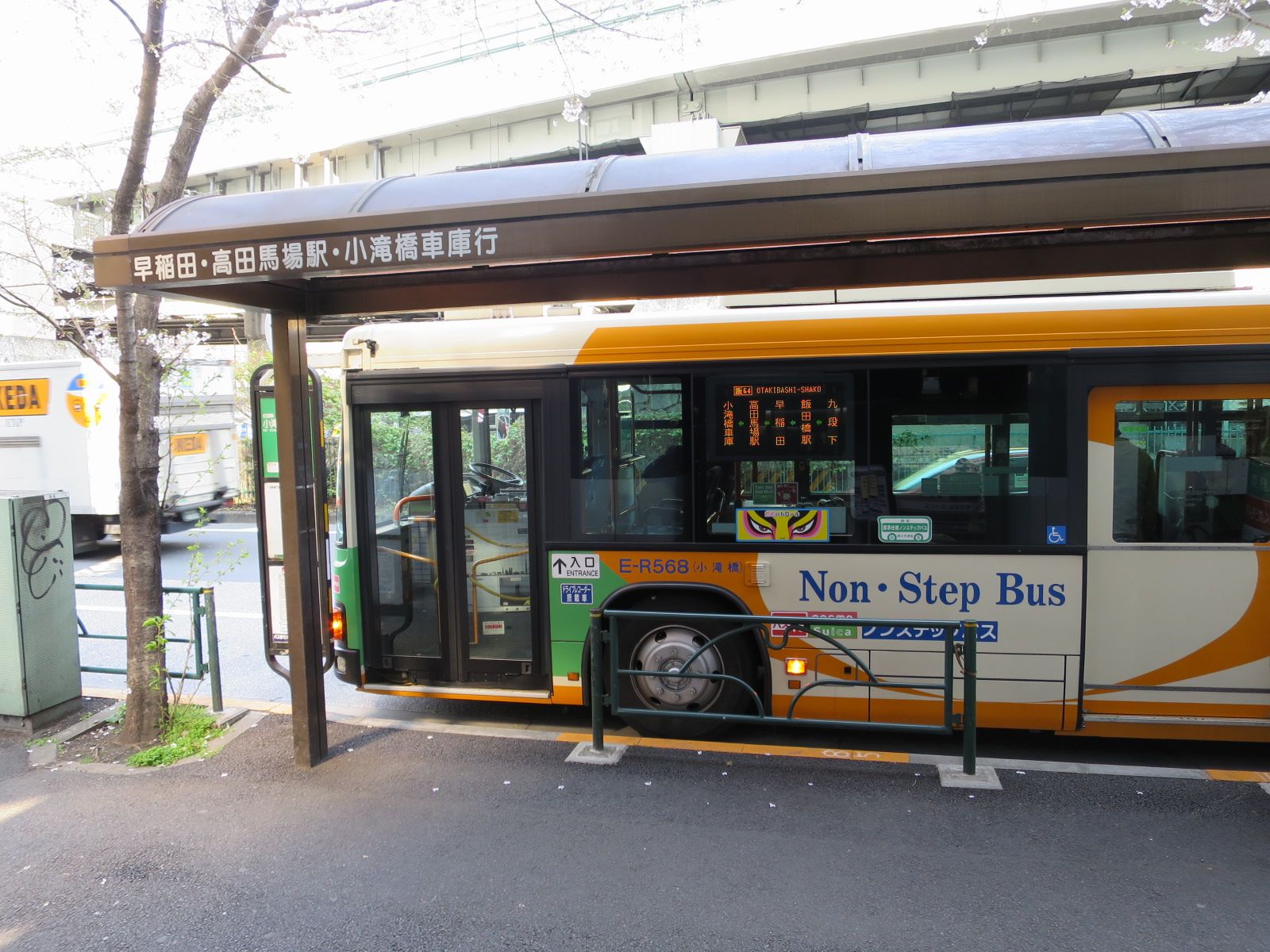 斜め前のバス停「大曲」
