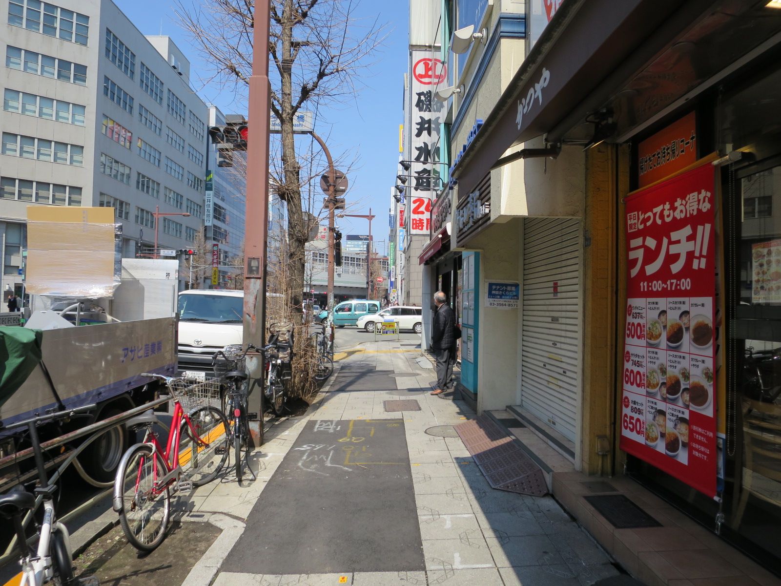 神田サクラビル前面の通り