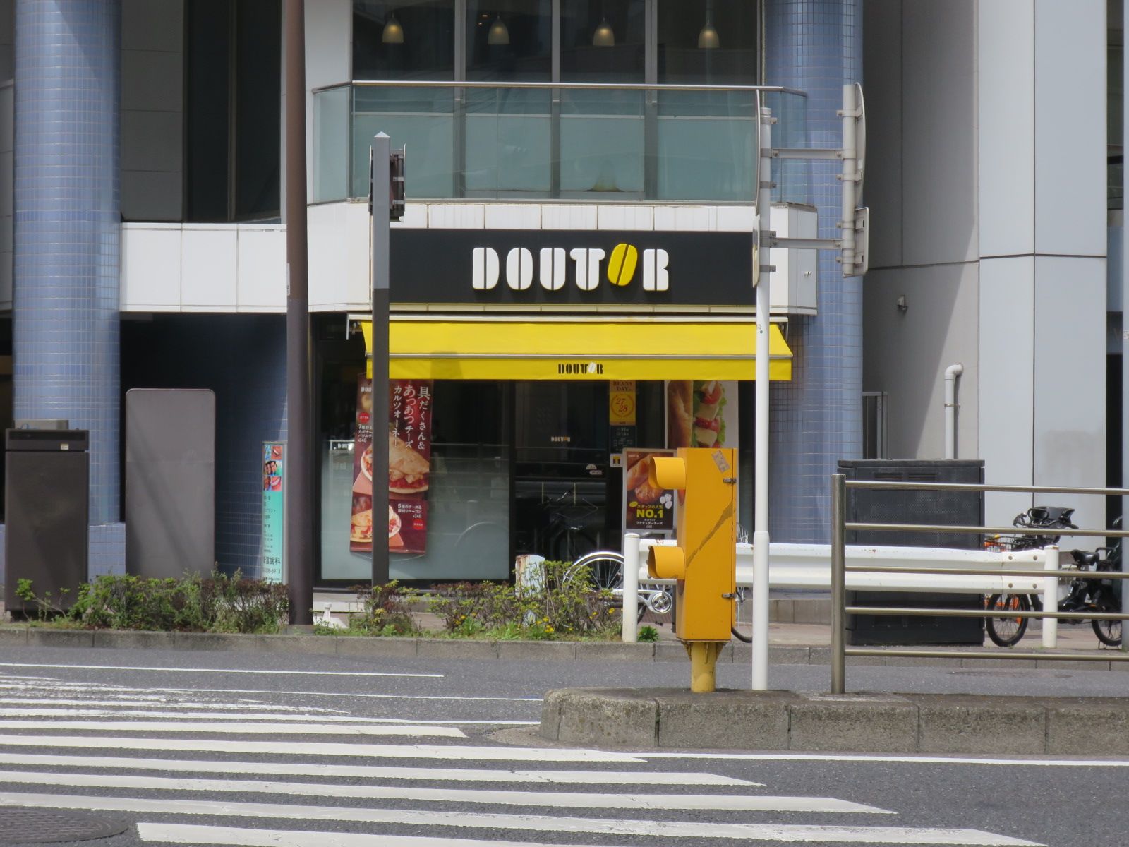 駅前のドトールコーヒー 新富町店