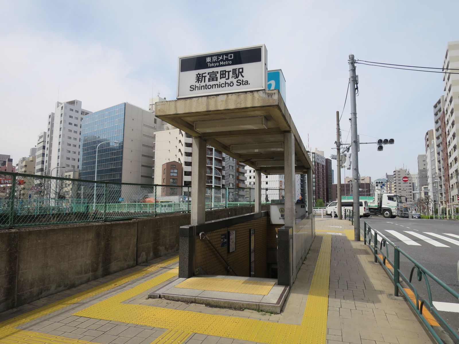 最寄りは「新富町駅」