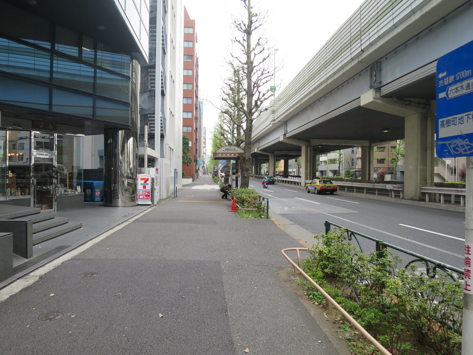 オフィスビル前面道路