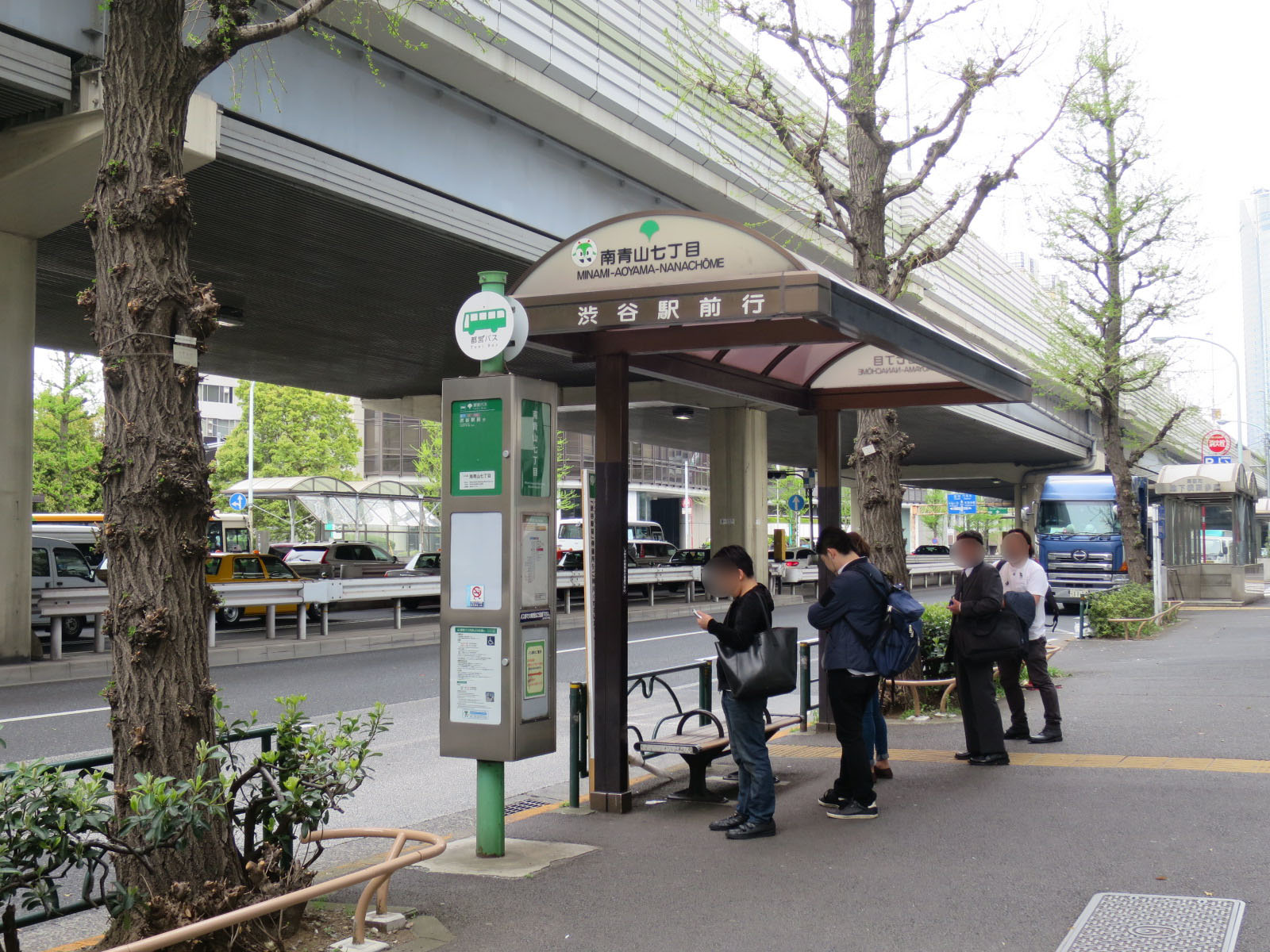 目の前のバス停「南青山七丁目店」