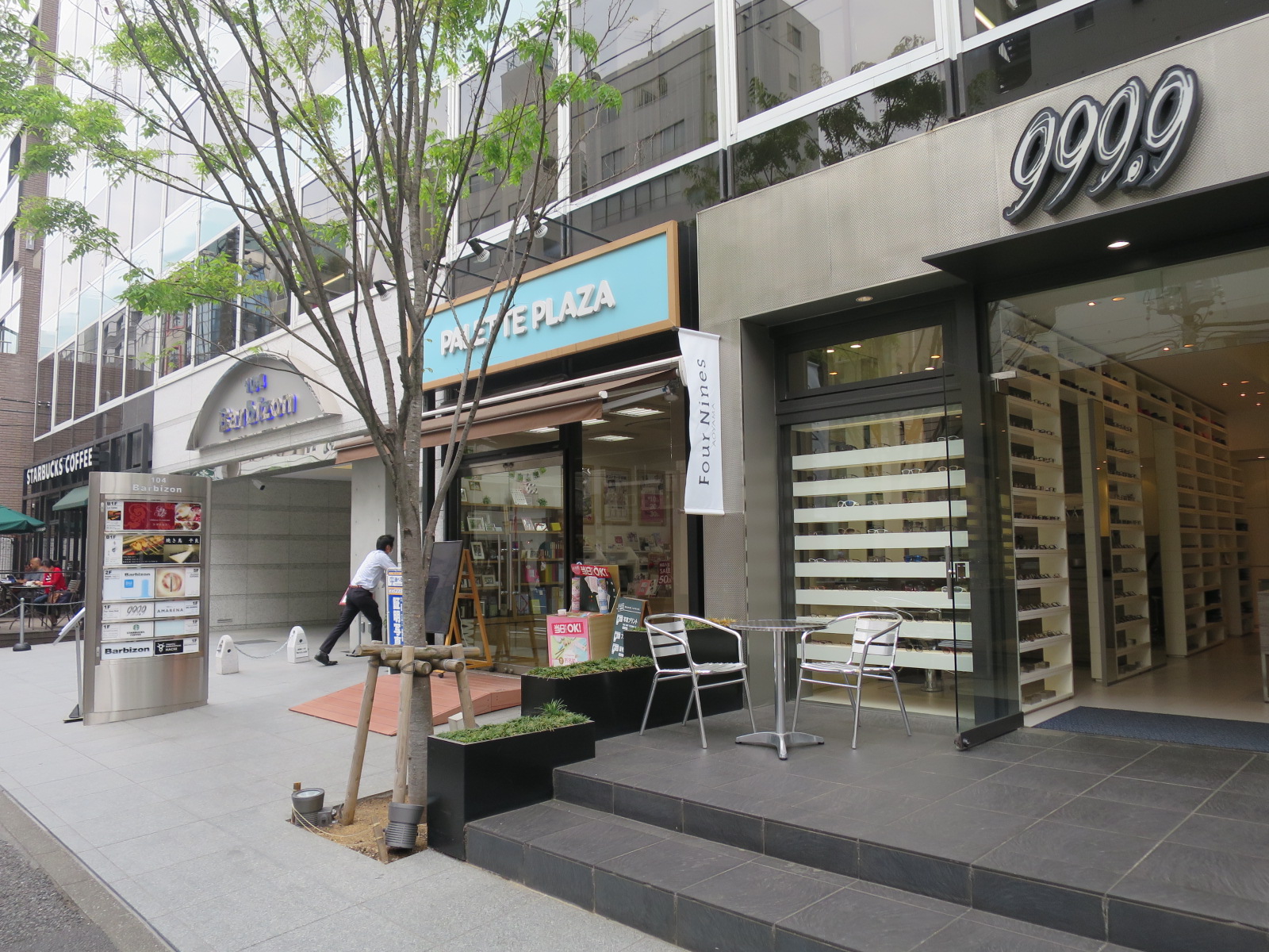 近くの骨董通りには路面店多数