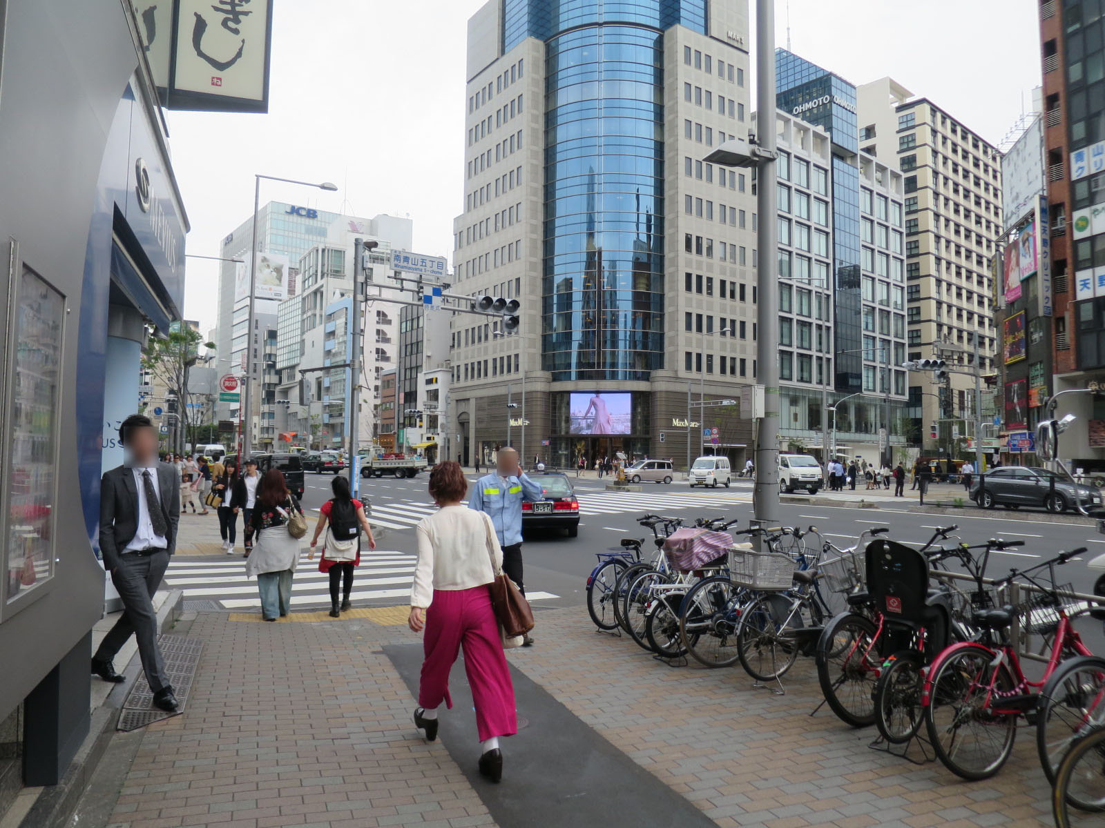 オフィスビル前面道路