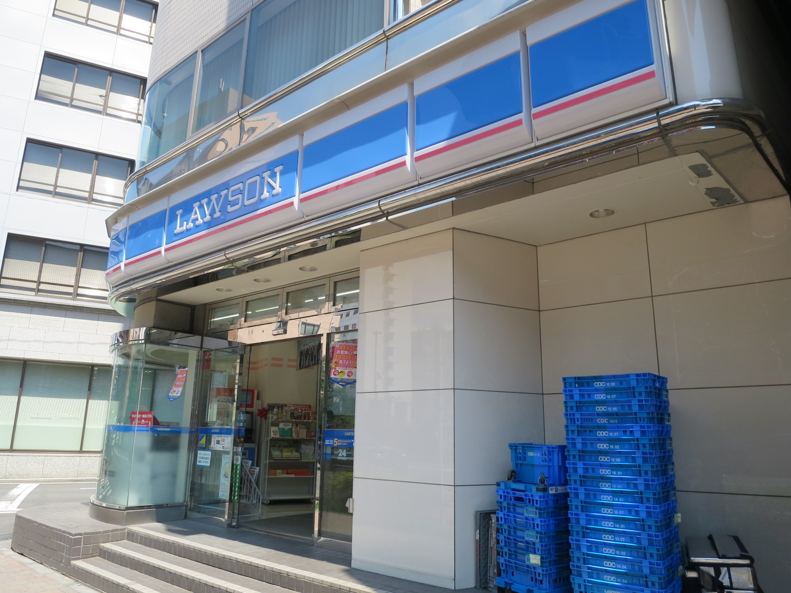 徒歩2分のローソン神田神保町二丁目店