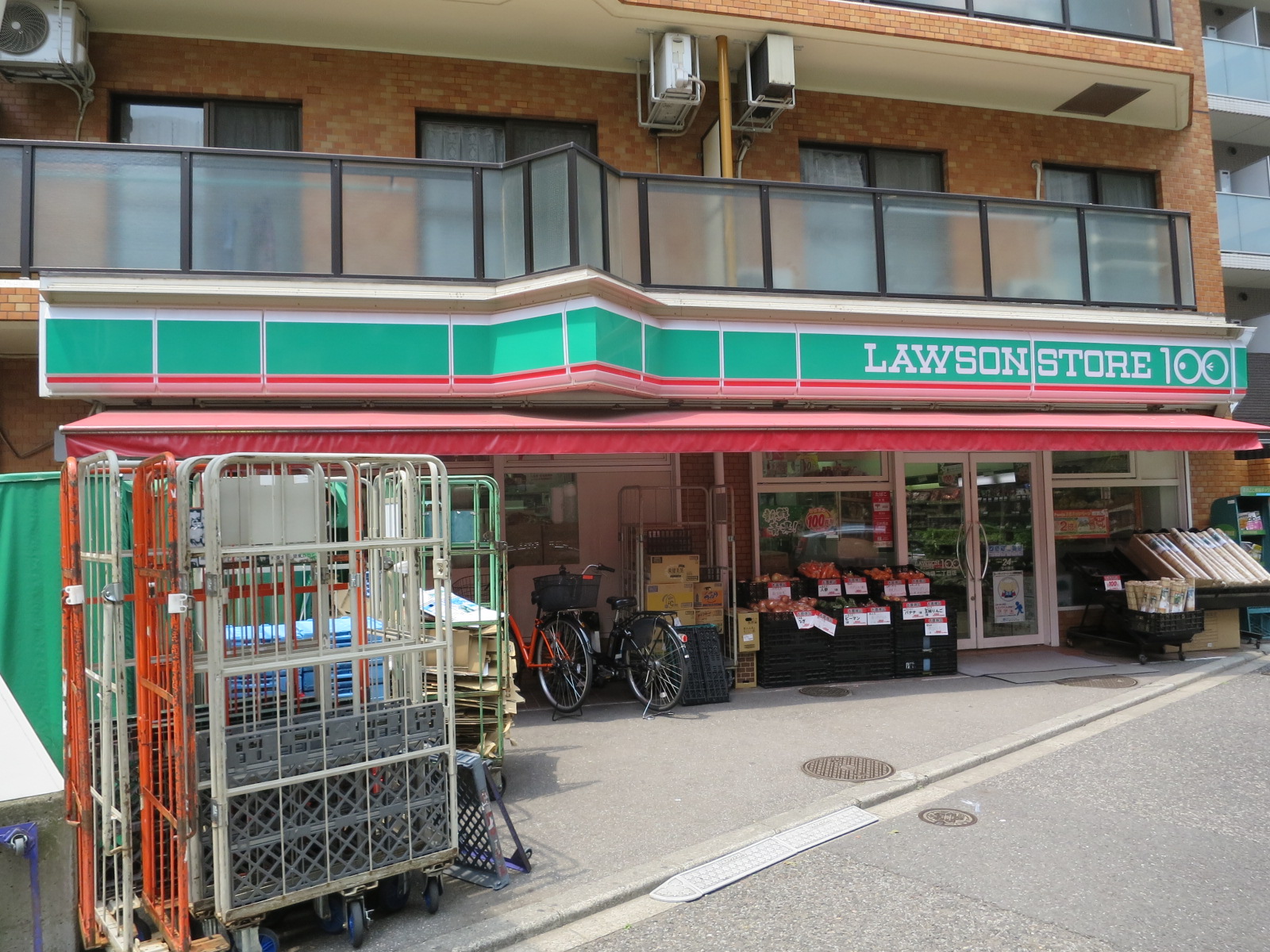徒歩1分のローソンストア100東池袋2丁目店