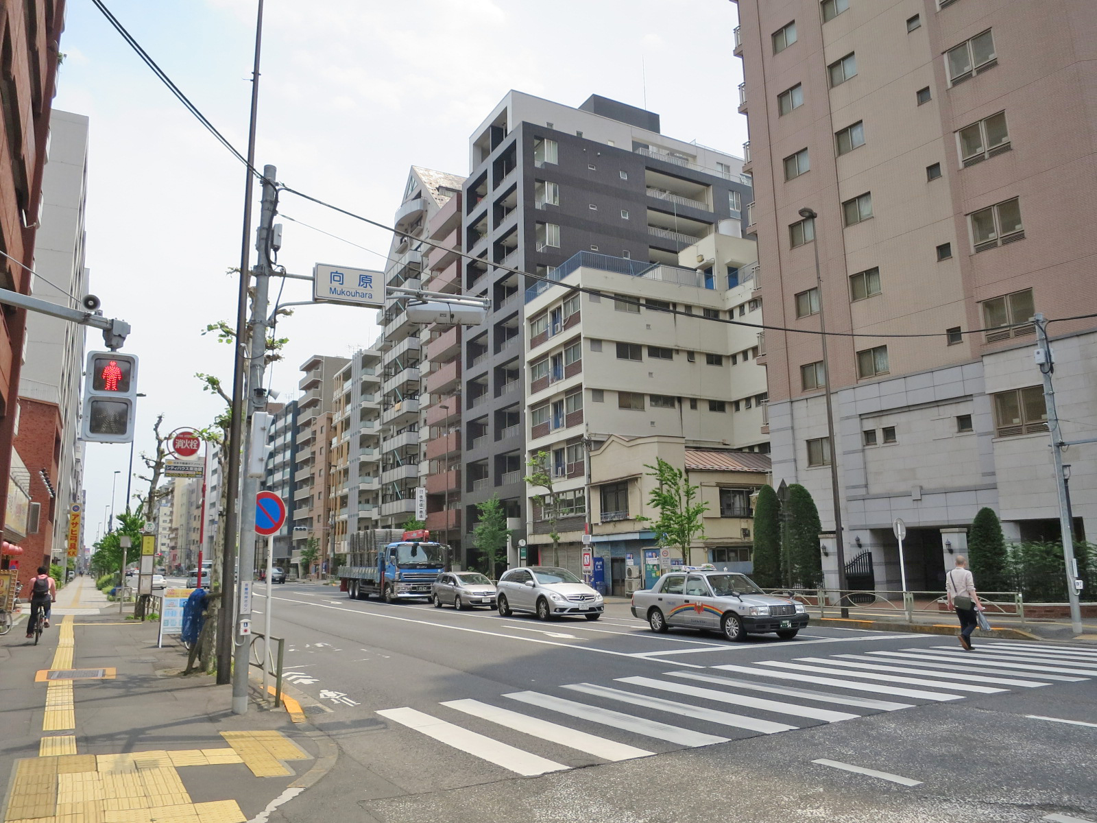 周辺はオフィスや住宅マンションが多いエリア