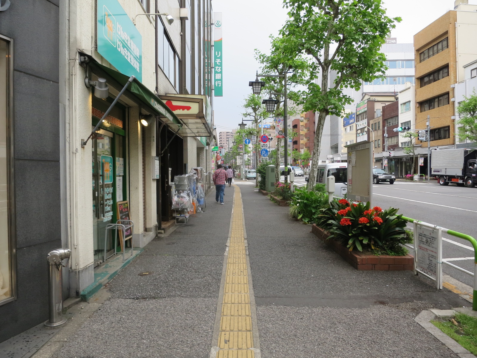 NYビル前面の通り