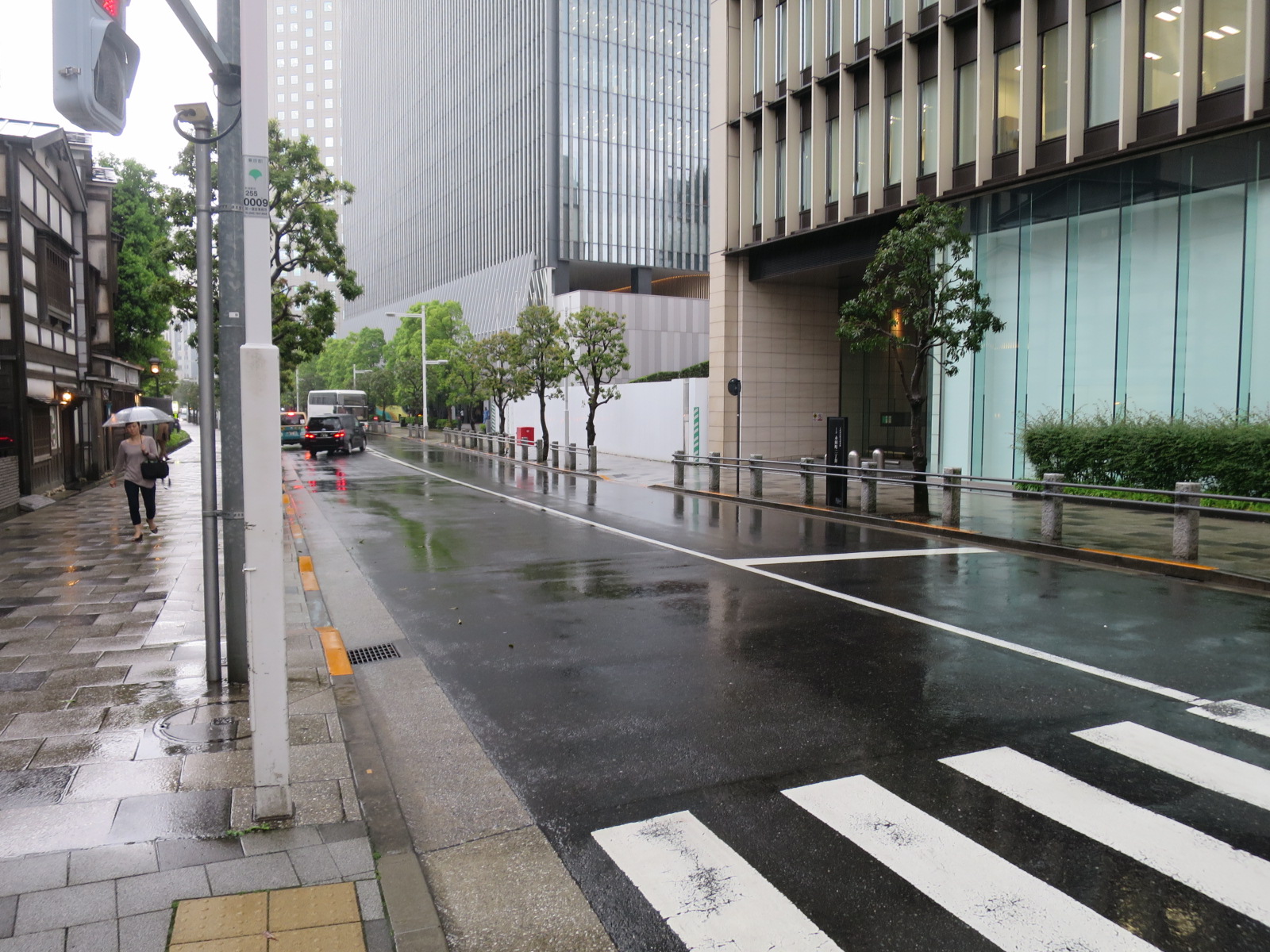 オフィスビル前面の通り