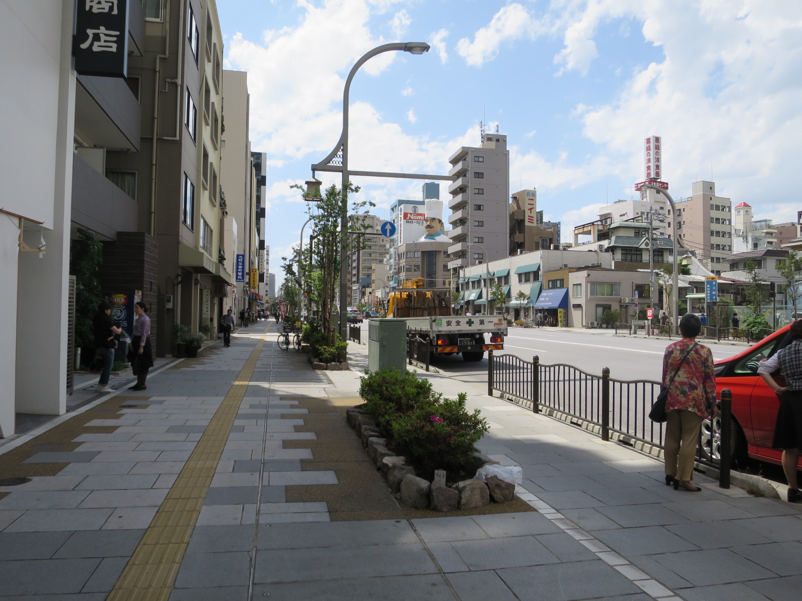 オフィスビル前面道路