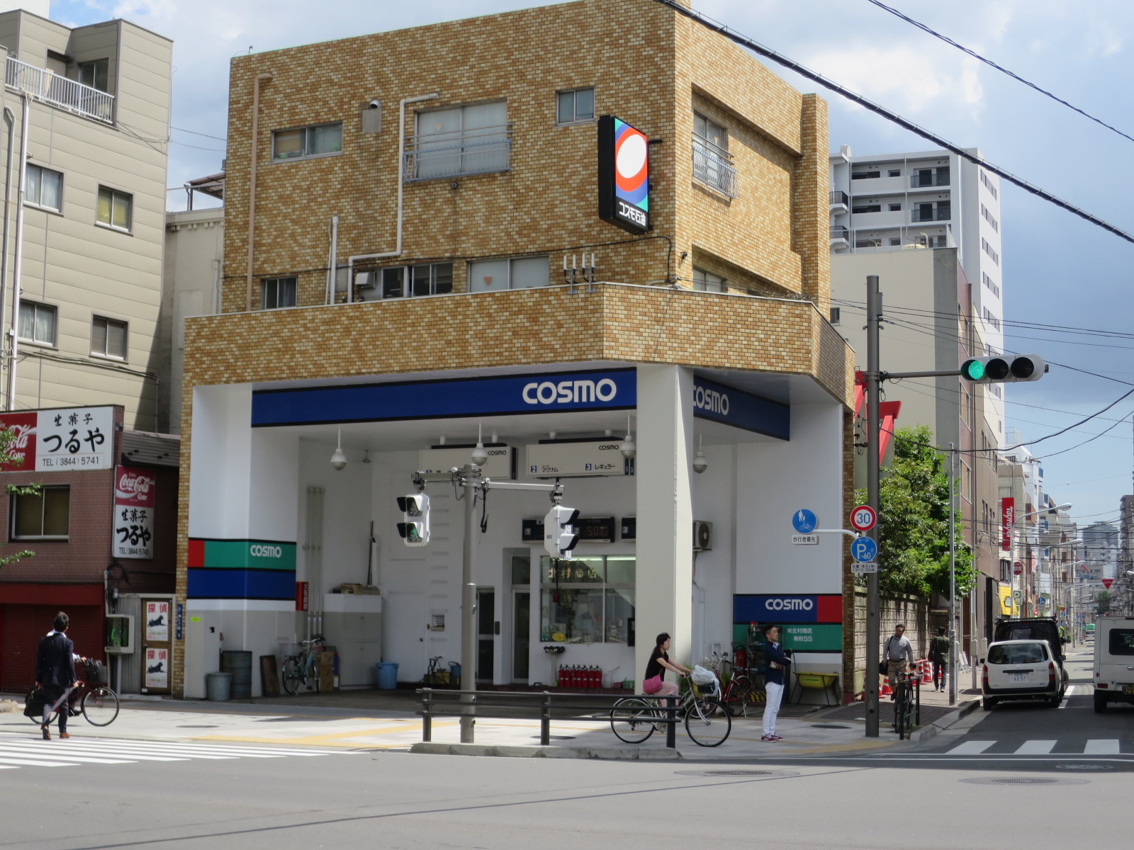 隣のガソリンスタンド