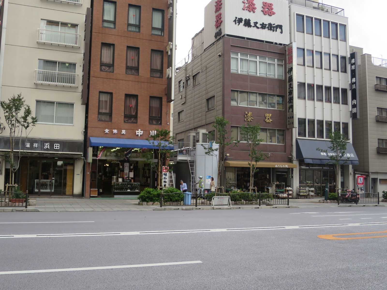 周囲は仏具店が並ぶエリア