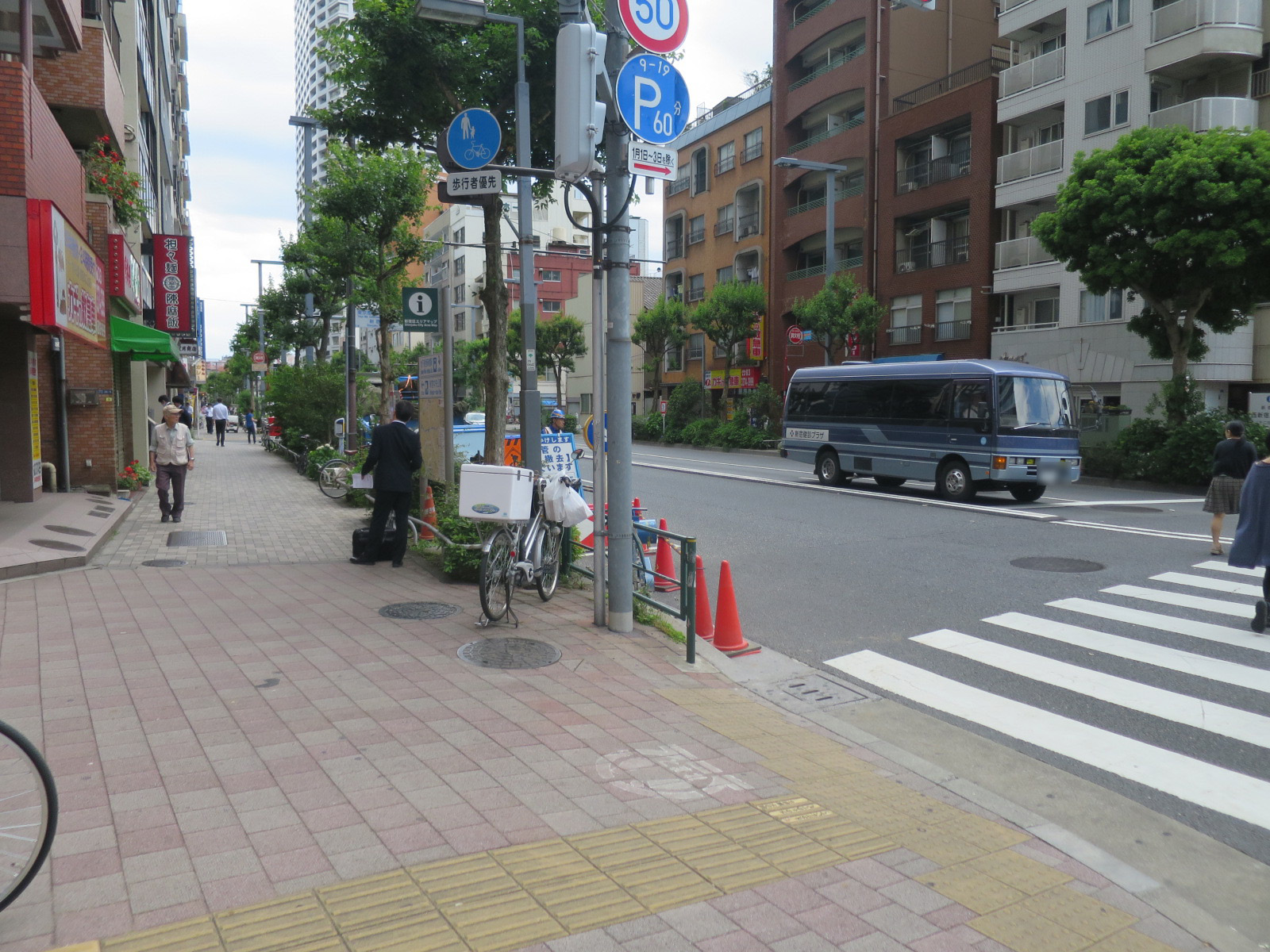 オフィスビル前面道路