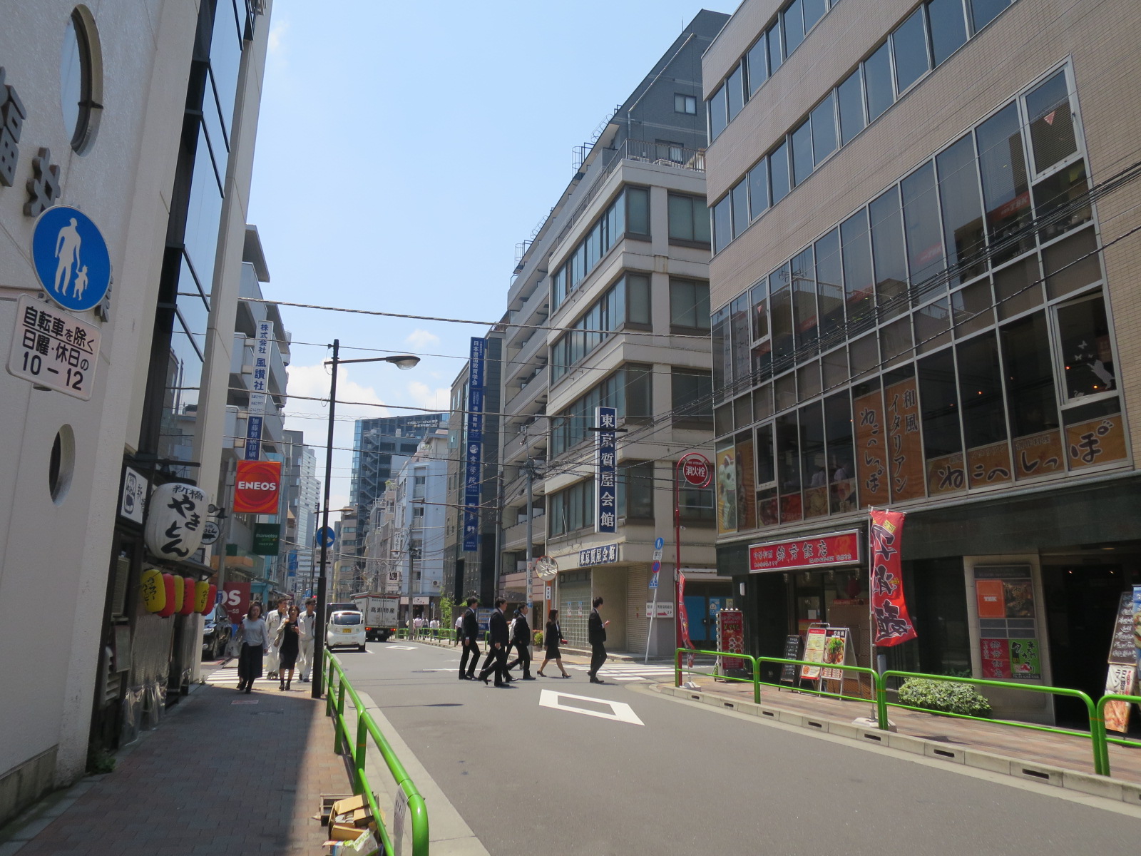 オフィスビル前面道路