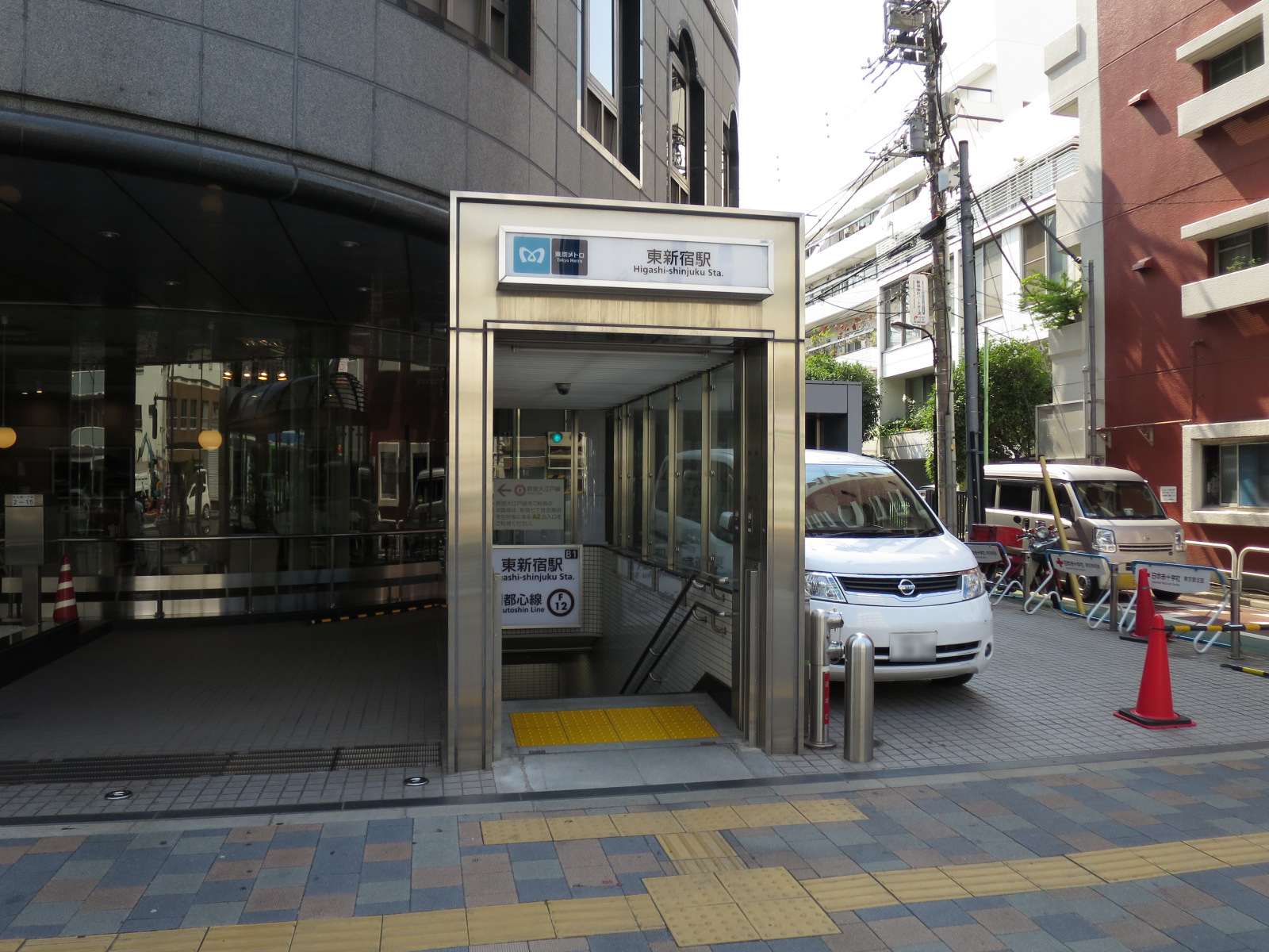 徒歩圏内の「東新宿駅」