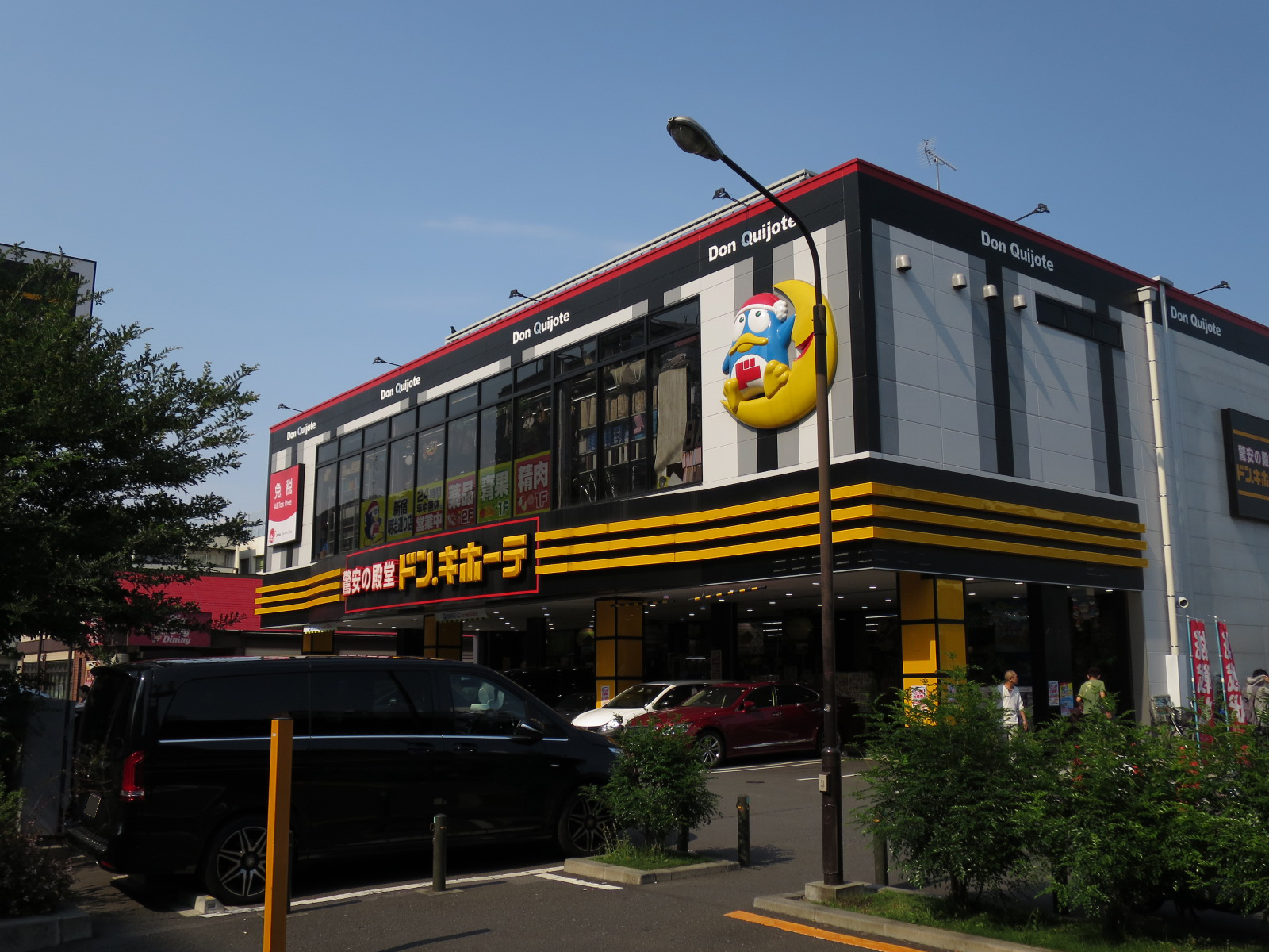 明治通り沿いのドンキ・ホーテ新宿明治通り店