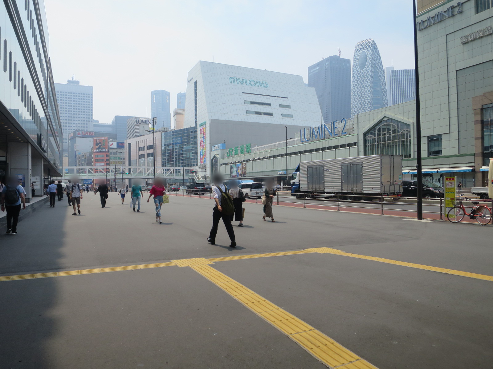 JR新宿ミライナタワー前面の甲州街道