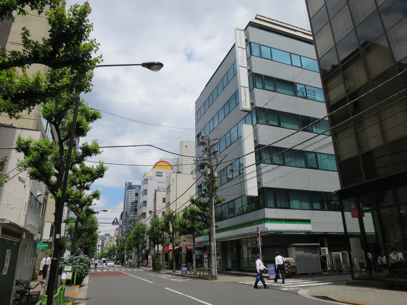 周囲は店舗やオフィスが多いエリア