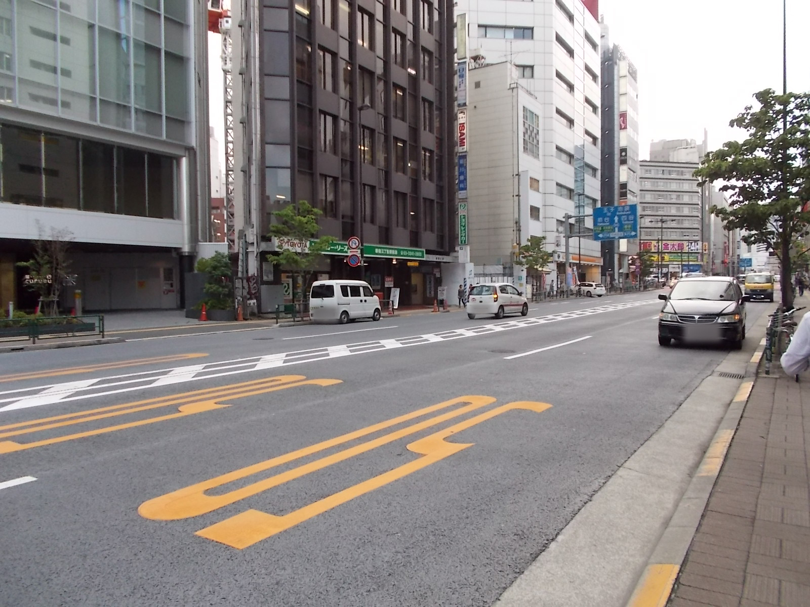 オフィスビル前面の道路