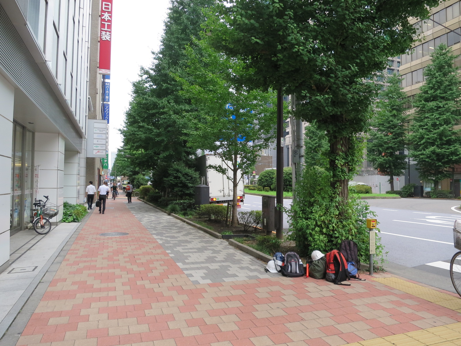 オフィスビル前面道路