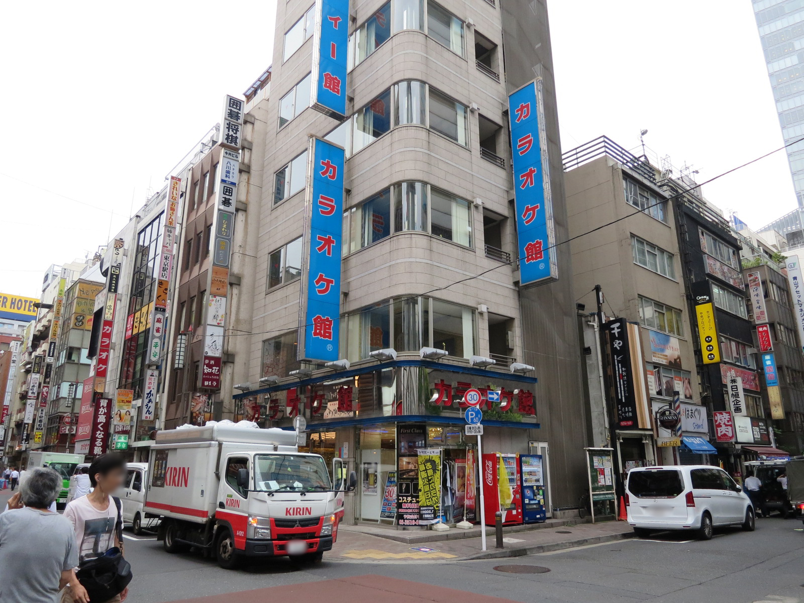 周辺は店舗が密集するエリア