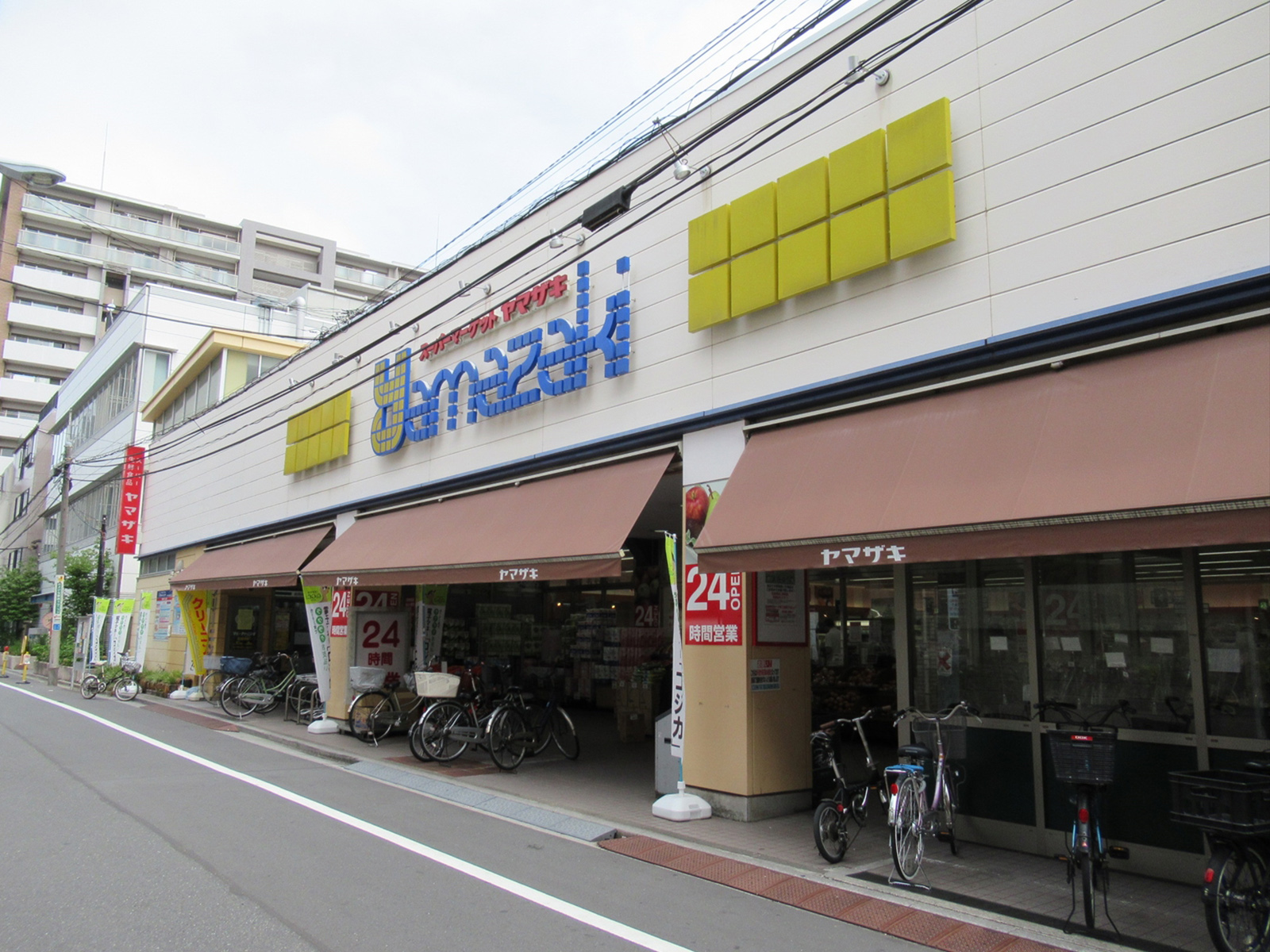 徒歩3分のスーパーヤマザキ三筋店