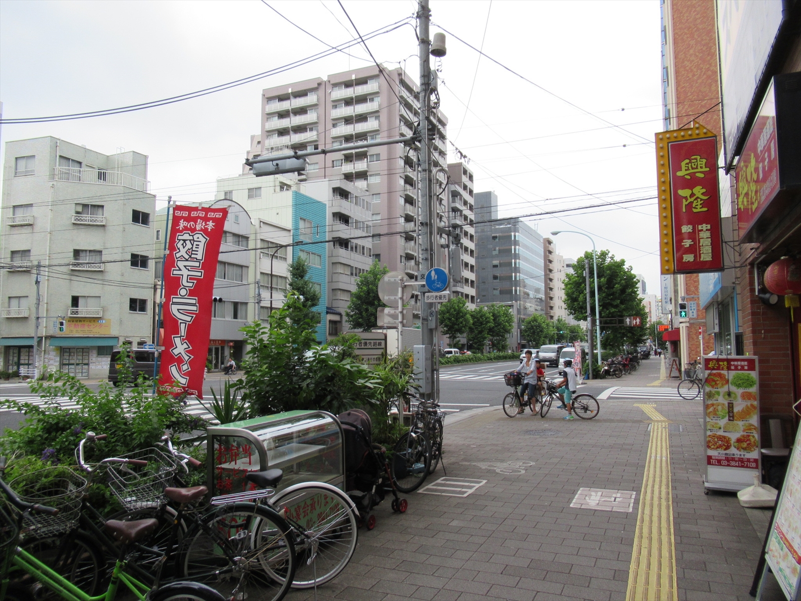 オフィスビル前面道路