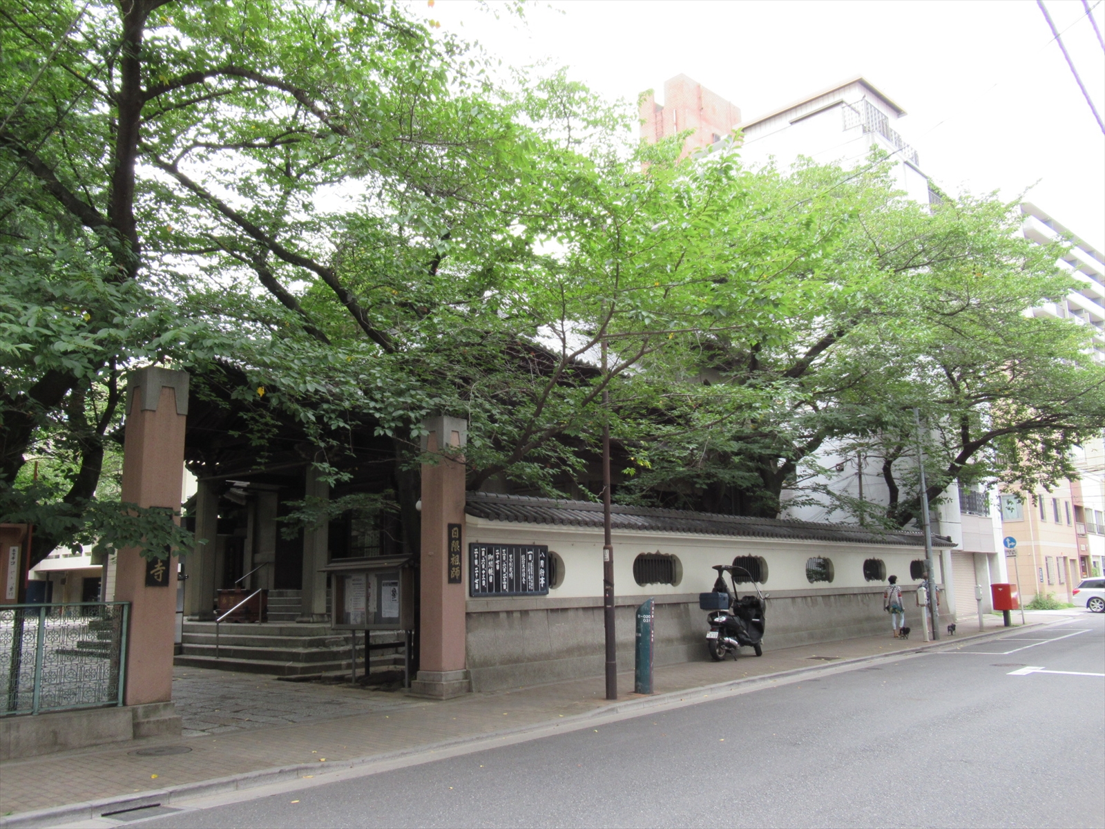 周辺はお寺が多いエリア