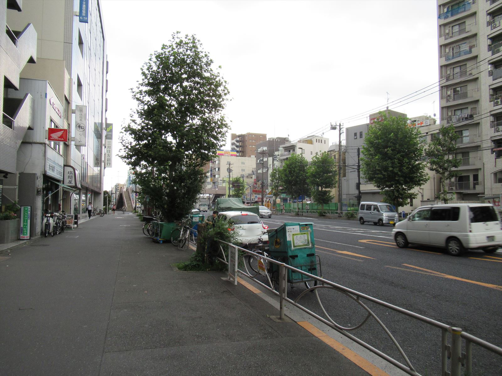 オフィスビル前面道路