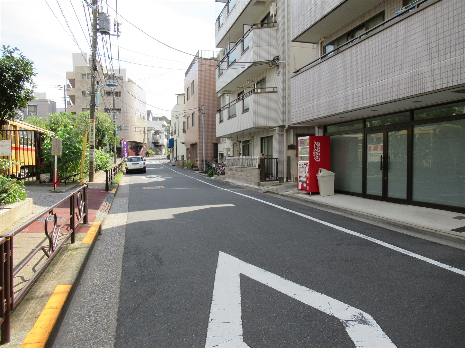 オフィスビル前面道路
