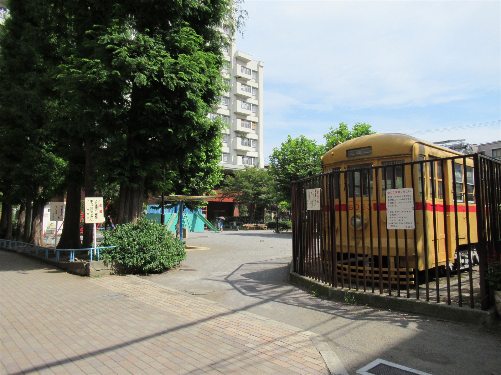 向かいの神明都電車庫跡公園