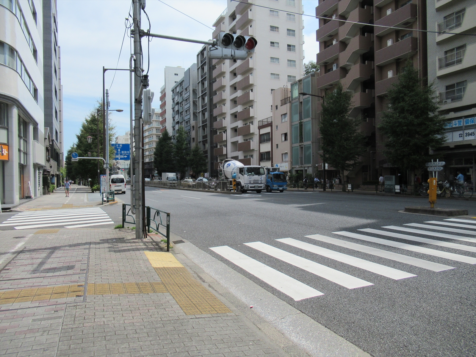 オフィスビル前面道路