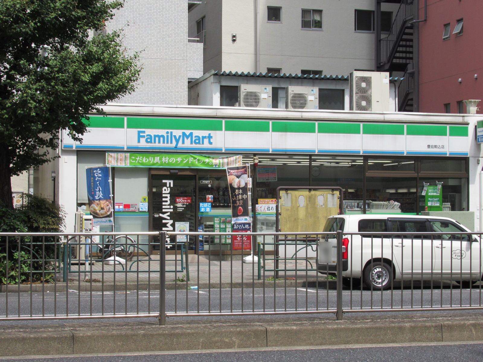 徒歩1分のファミリーマート