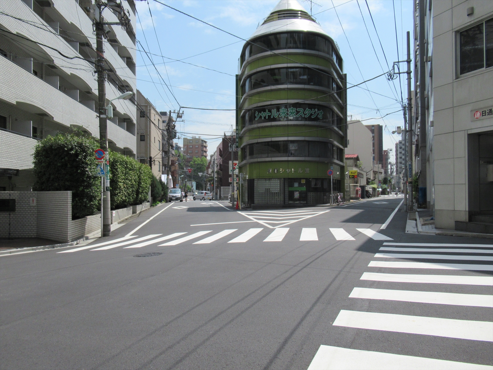 オフィスビル前面道路