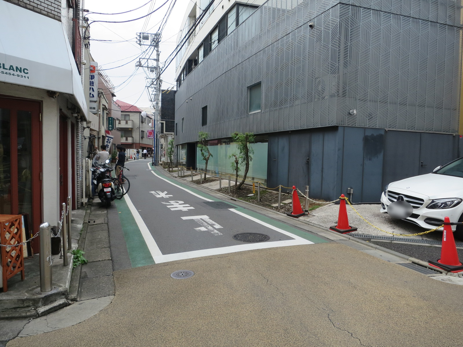 オフィスビル前面道路