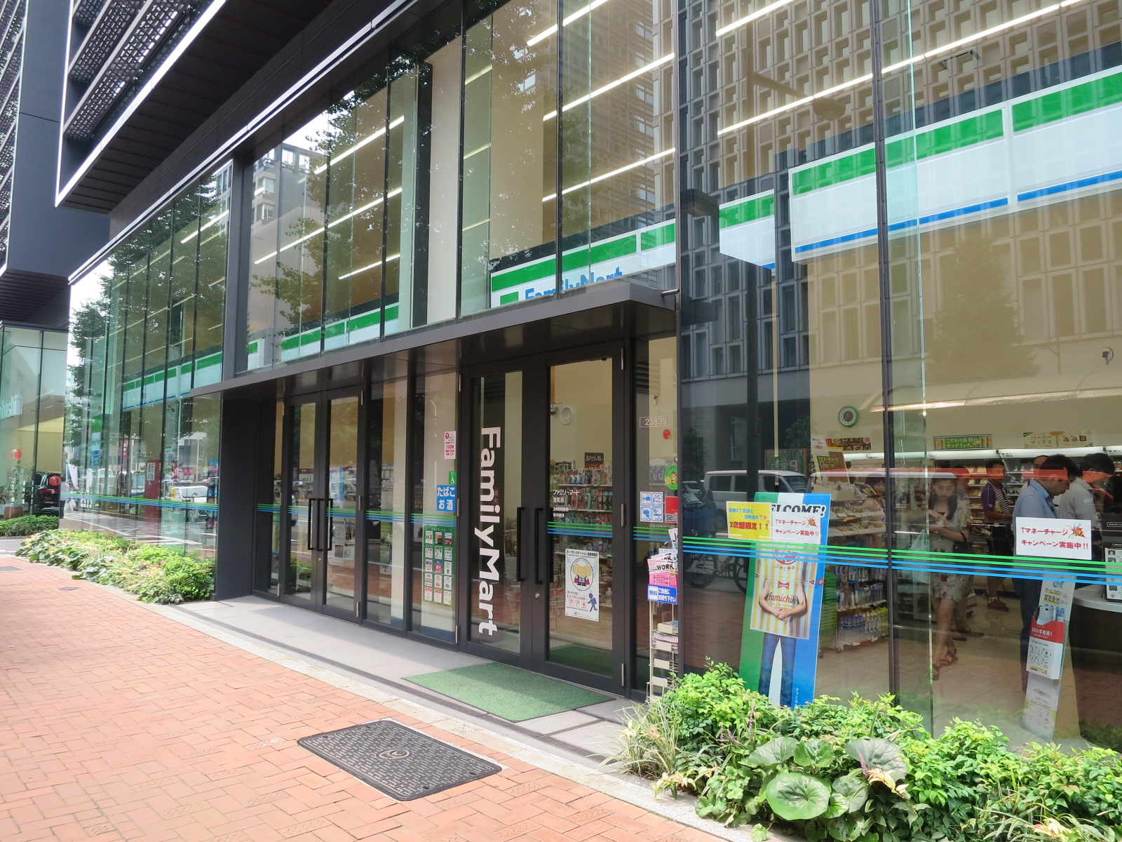 徒歩2分のファミリーマート宝町店