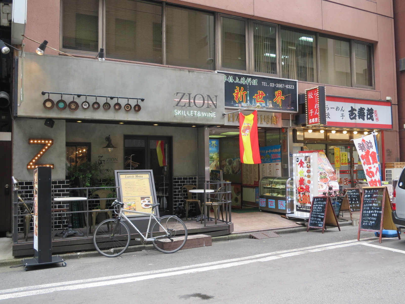 付近には飲食店が豊富
