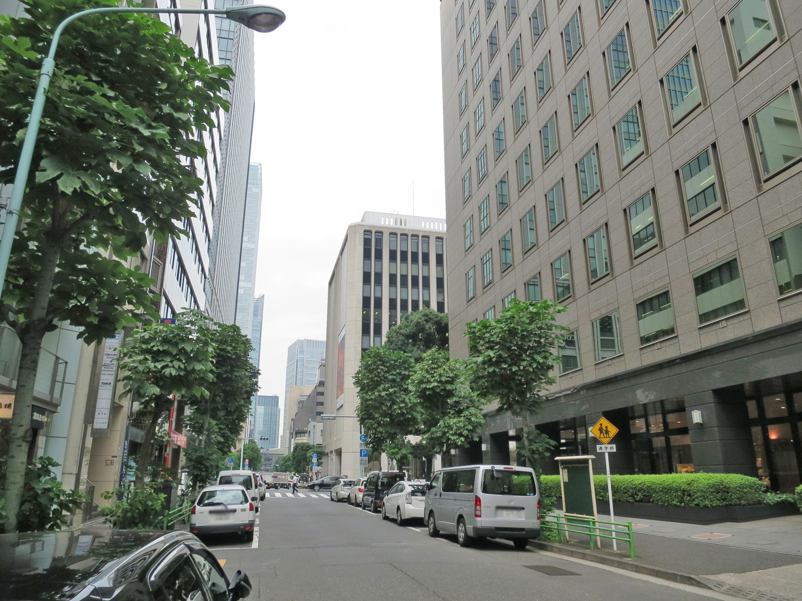 周辺はオフィスや店舗が多いエリア