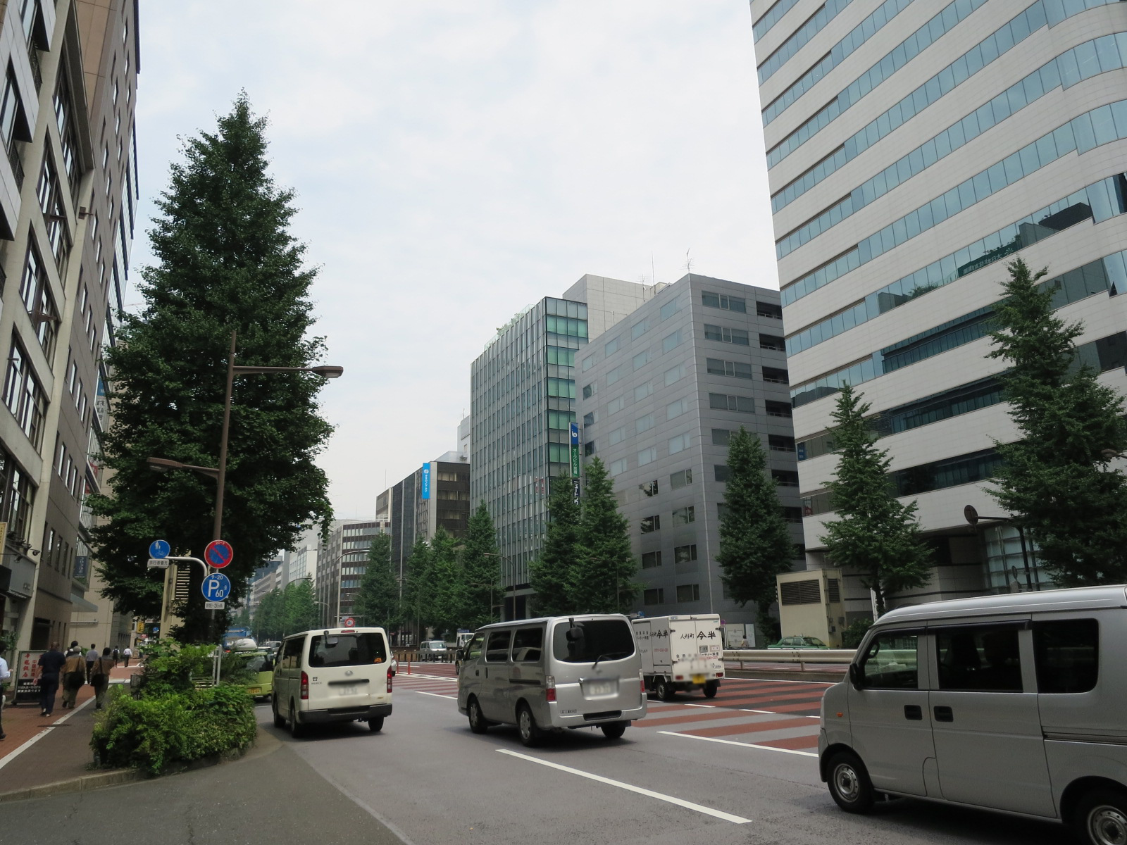 周辺はオフィス街
