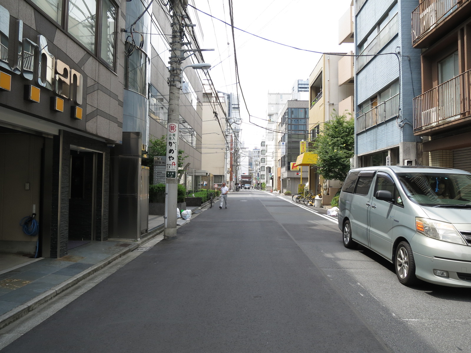 宝華ビル前面の通り