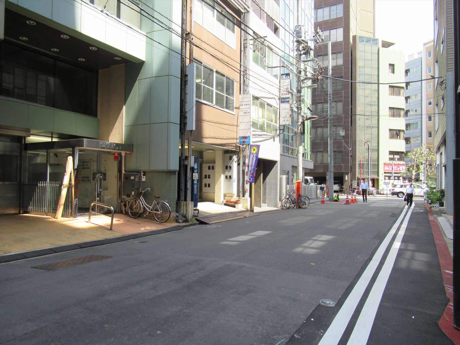 オフィスビル前面道路