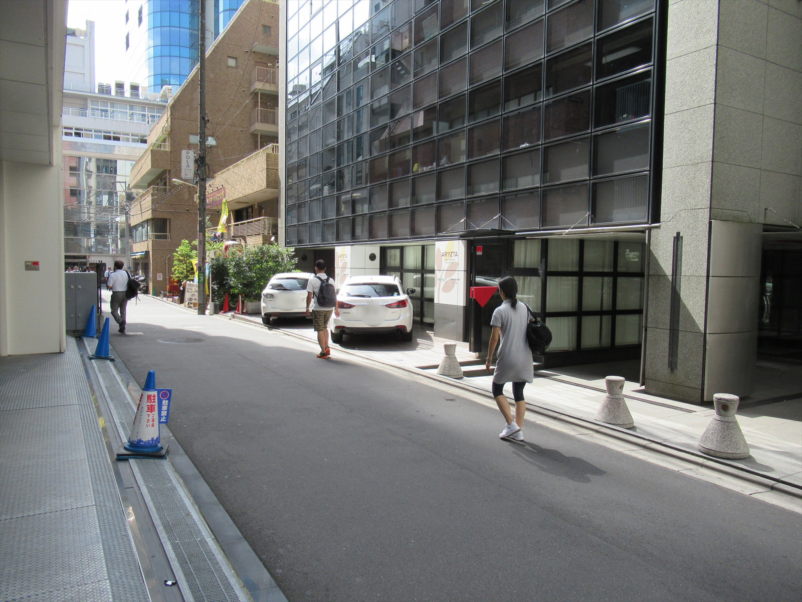 オフィスビル前面の道路