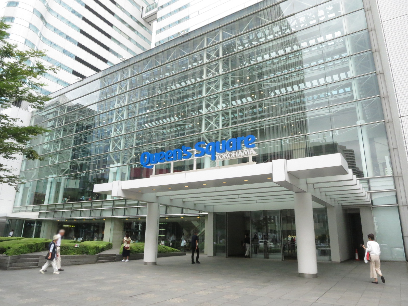向かいのクイーンズスクエア横浜