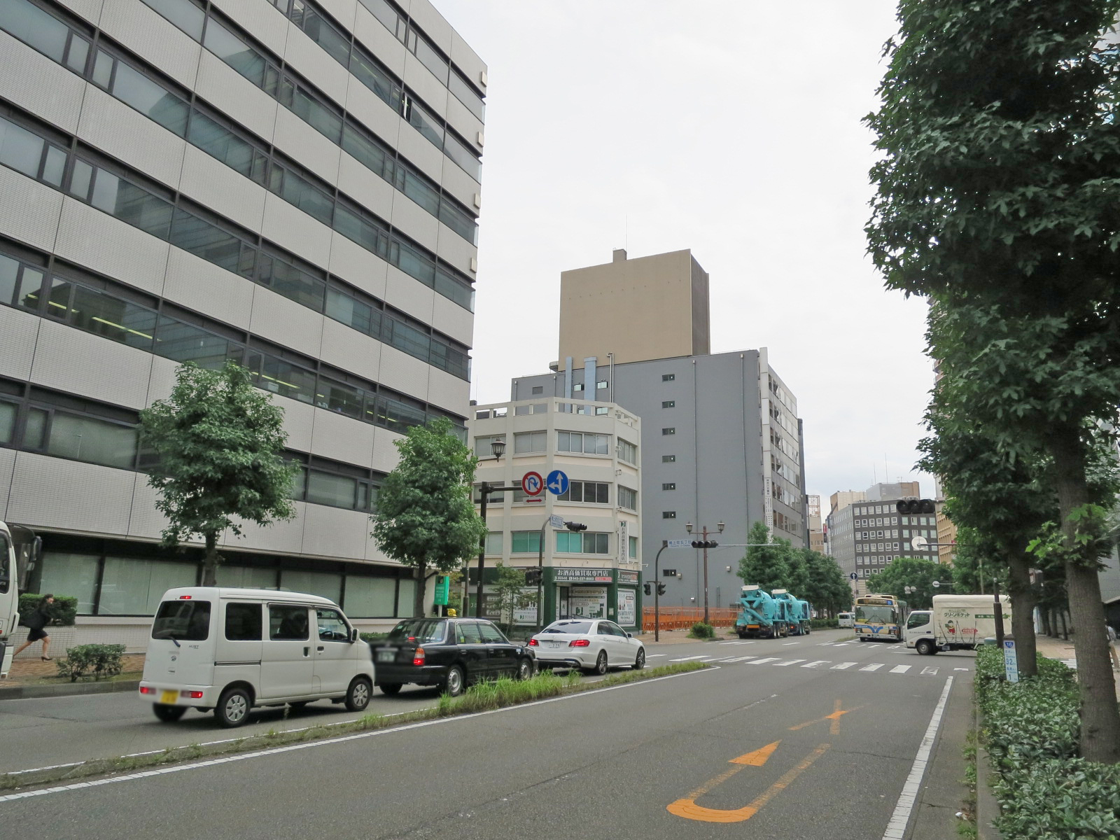 周辺はオフィス街