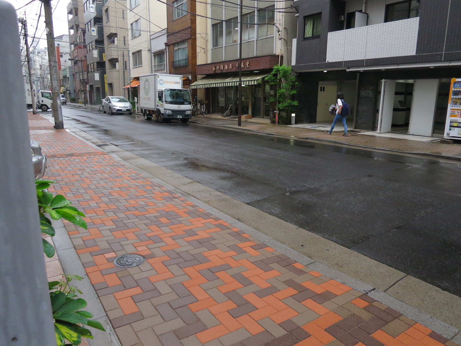 オフィスビル前の通り