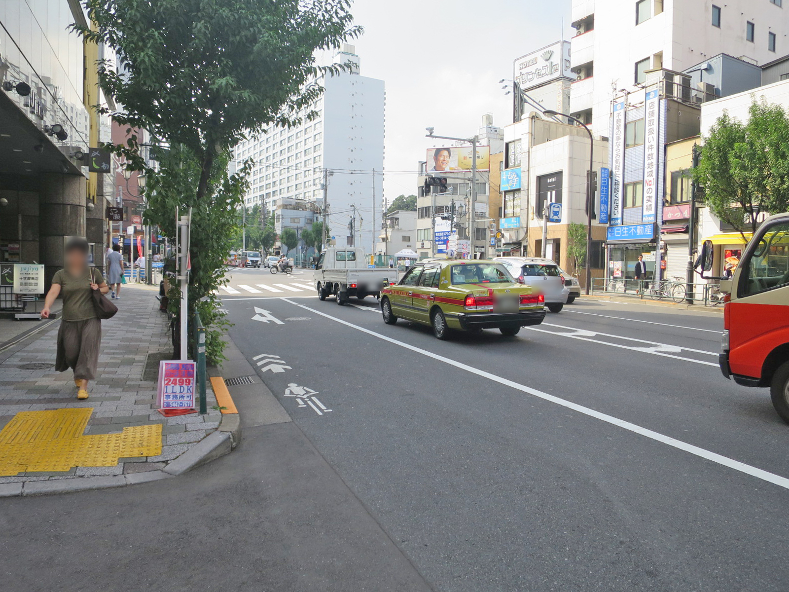 オフィスビル前面の通り
