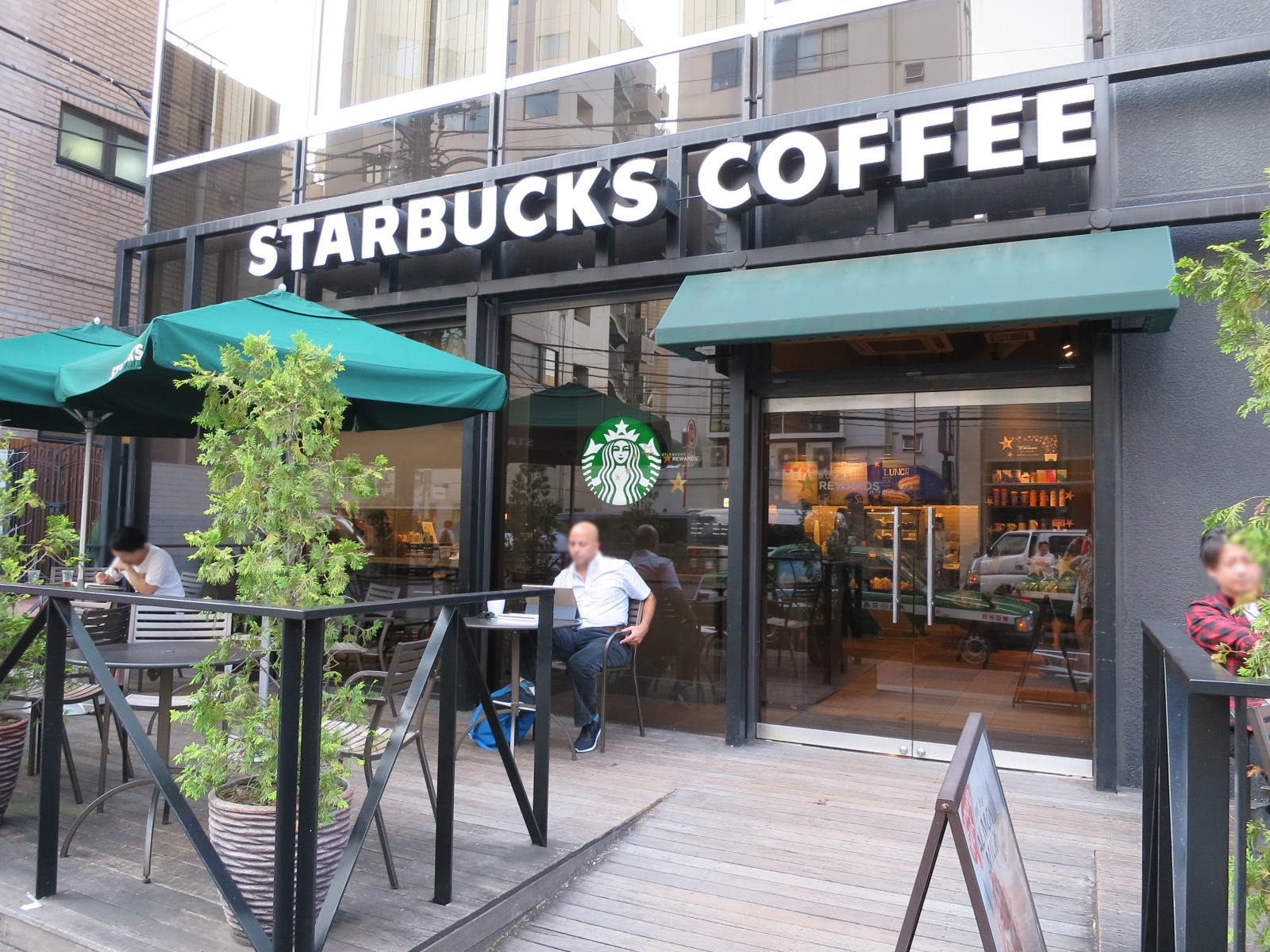 徒歩7分のスターバックス南青山骨董通り店