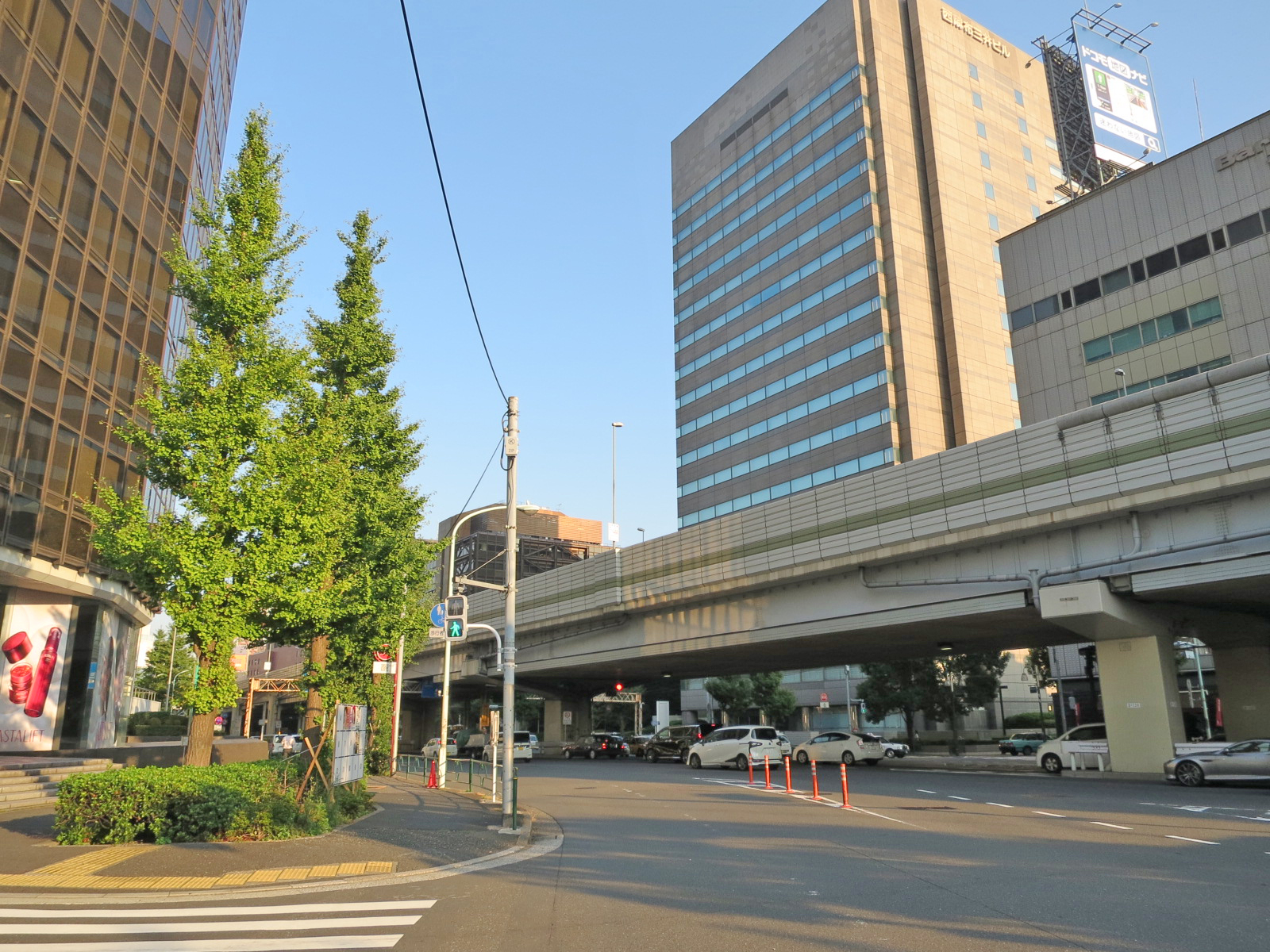周辺はオフィス街